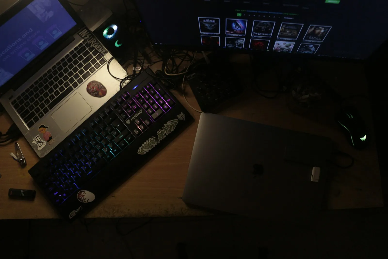 Deux ordinateurs portables et un clavier sur un bureau