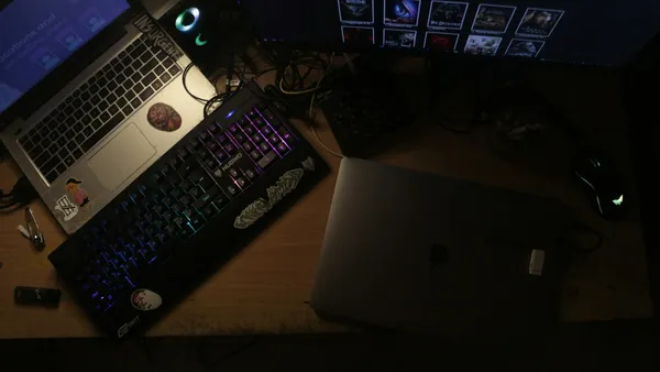 Deux ordinateurs portables et un clavier sur un bureau